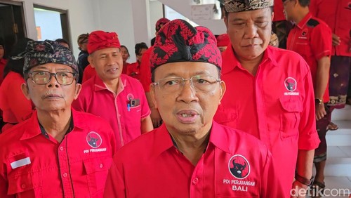 Wayan Koster bersama pengurus DPD dan DPC PDIP Klungkung seusai menggelar rapat konsolidadi partai di 
gedung KNPI, Minggu (5/5/2024). (Putu Krista/detikBali)