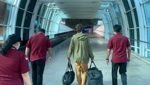 WN Rusia berinisial AP (35) dideportasi melalui Bandara Internasional I Gusti Ngurah Rai, Bali, sesuai dipenjara gegara kepemilikan sabu, Senin (6/5/2024). (Dok Kanwil Kemenkumham Bali)