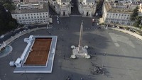 Tampak lapangan tersebut dibuat di sisi kiri alun-alun.