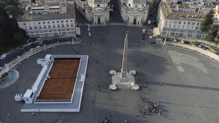 Sebuah lapangan Tenis terdapat di Alun-alun Piazza del Popolo Roma, Italia. Lapangan tersebut didirikan untuk turnamen terbuka tenis Italia.