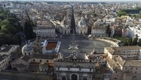 Pemandangan dari udara lapangan tenis di alun-alun Piazza del Popolo Roma, Italia, Senin (6/5/2024).