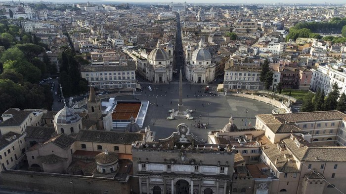 Sebuah lapangan Tenis terdapat di Alun-alun Piazza del Popolo Roma, Italia. Lapangan tersebut didirikan untuk turnamen terbuka tenis Italia.