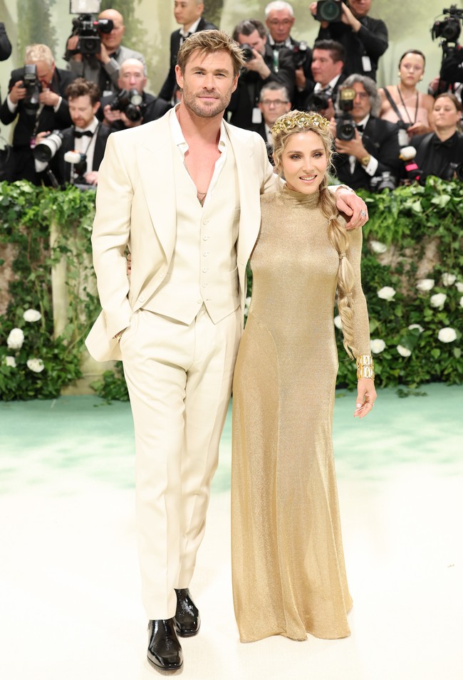 Jadi co-chair Met Gala 2024, Chris Hemsworth bersama istrinya Elsa Pataky, justru tidak tampil maksimal. Bintang ‘Thor’ ini mengenakan setelan warna khaki dan kemeja dengan kancing terbuka, sementara Elsa berbalut gaun shimmer polos minum detail. Penampilan yang effortless namun cenderung monoton. Foto: Getty Images/Aliah Anderson