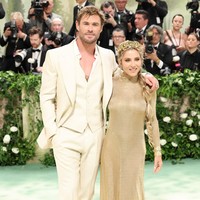 Jadi co-chair Met Gala 2024, Chris Hemsworth bersama istrinya Elsa Pataky, justru tidak tampil maksimal. Bintang ‘Thor’ ini mengenakan setelan warna khaki dan kemeja dengan kancing terbuka, sementara Elsa berbalut gaun shimmer polos minum detail. Penampilan yang effortless namun cenderung monoton. Foto: Getty Images/Aliah Anderson