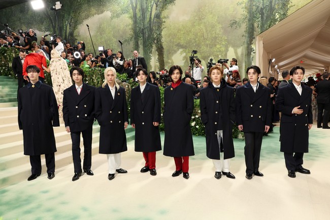 Personel grup KPop Stray Kids meramaikan MET Gala 2024. Pada Senin (6/5/2024) waktu setempat, Bangchan, Han, Felix, Seungmin, Hyunjin, I.N, Lee Know, dan Changbin tampil kompak dalam balutan coat berwarna navy di Metropolitan Museum of Art (MET) Costume Institute, New York City, Amerika Serikat. Foto: Getty Images