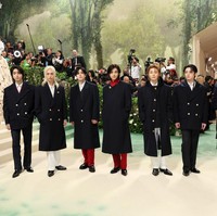 Personel grup KPop Stray Kids meramaikan MET Gala 2024. Pada Senin (6/5/2024) waktu setempat, Bangchan, Han, Felix, Seungmin, Hyunjin, I.N, Lee Know, dan Changbin tampil kompak dalam balutan coat berwarna navy di Metropolitan Museum of Art (MET) Costume Institute, New York City, Amerika Serikat. Foto: Getty Images