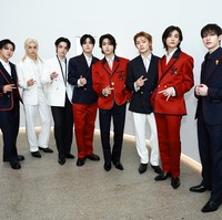 I.N dan Lee Know tampil serasi dengan perpaduan suit putih dan navy bermotif stripes, seperti bertukar paduan pants. Keduanya bahkan memakai cotton shirt yang sama di balik setelan jasnya. Foto: Getty Images