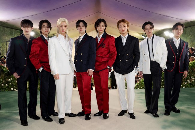 Visual grup KPop Stray Kids, Hyunjin tampil standout memakai double-breasted suit merah dengan inisial TH. Rapper Han memakai suit serupa dengan paduan suit pants berwarna navy seperti Bangchan. Foto: Getty Images