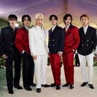 Visual grup KPop Stray Kids, Hyunjin tampil standout memakai double-breasted suit merah dengan inisial TH. Rapper Han memakai suit serupa dengan paduan suit pants berwarna navy seperti Bangchan. Foto: Getty Images