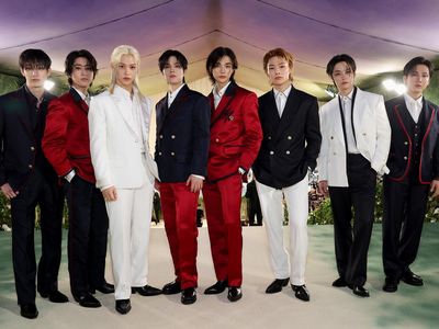 8 Gaya Personel Stray Kids Bak Pangeran, Grup KPop Pertama di MET Gala 2024