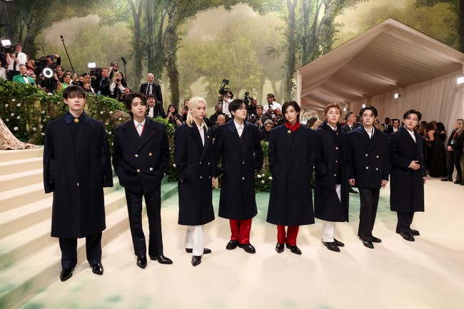 Untuk penampilan debut di MET Gala 2024, personel grup KPop Stray Kids memakai custom outfit Tommy Hilfiger. Dengan skema warna merah, putih, dan biru khasnya yang digabungkan dalam keseluruhan outfit 8 personelnya. Foto: Getty Images