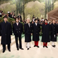 Untuk penampilan debut di MET Gala 2024, personel grup KPop Stray Kids memakai custom outfit Tommy Hilfiger. Dengan skema warna merah, putih, dan biru khasnya yang digabungkan dalam keseluruhan outfit 8 personelnya. Foto: Getty Images