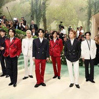 Di tengah sesi foto bersama di red carpet, personel grup KPop Stray Kids membuka coat-nya, meninggalkan mereka dalam balutan suit Tommy Hilfiger. Foto: Getty Images