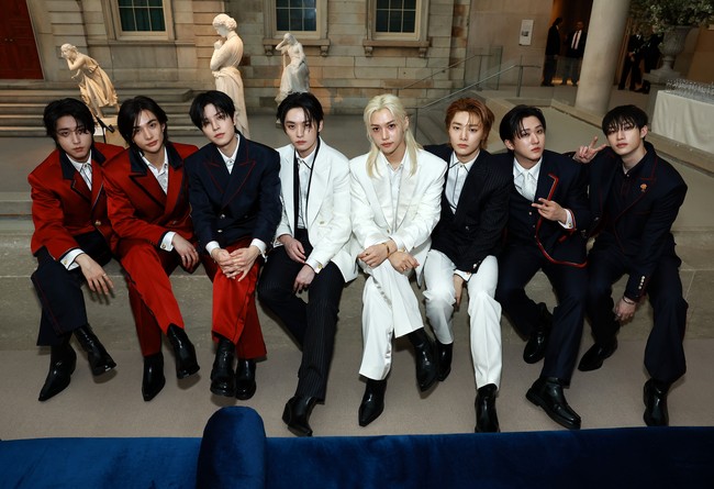 Di sisi lain, Changbin satu-satunya personel grup KPop Stray Kids yang memakai matching suit navy dengan dasi, yang menyatu dengan kemeja putihnya. Seungmin tampil dengan perpaduan suit navy dan red pants di MET Gala 2024. Stray Kids telah didapuk menjadi Tommy Hilfiger Asia Ambassador sejak September 2023. Foto: Getty Images