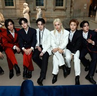 Di sisi lain, Changbin satu-satunya personel grup KPop Stray Kids yang memakai matching suit navy dengan dasi, yang menyatu dengan kemeja putihnya. Seungmin tampil dengan perpaduan suit navy dan red pants di MET Gala 2024. Stray Kids telah didapuk menjadi Tommy Hilfiger Asia Ambassador sejak September 2023. Foto: Getty Images