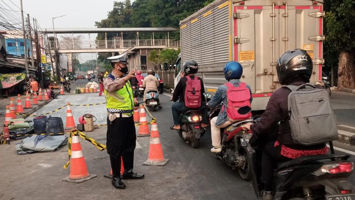 Ada perbaikan jalan di Jl. Raya Bogor depan Kantor Pajak Jaktim (dekat Pasar Induk Kramat Jati ) arah Cijantung, lalu lintas tersenat.
