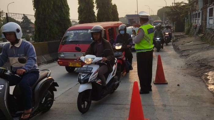 Ada Perbaikan Jalan, Lalin di Kampung Rambutan Arah Pasar Rebo Padat