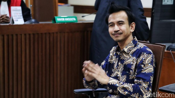 Adam Deni Semringah Dituntut 1 Tahun Penjara Selebgram Adam Deni Gearaka dituntut 1 tahun penjara dalam sidang kasus fitnah terhadap Wakil Ketua Komisi III DPR Ahmad Sahroni di PN Tipikor Jakarta, Selasa (7/5/2024). Adam Deni semringah usai tuntutan tersebut.