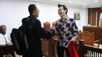Adam Deni juga tertawa lepas saat berjabat tangan dengan kuasa hukumnya usai sidang tuntutan.