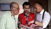 Adam Deni sempat berdiskusi dengan kuasa hukumnya sebelum meninggalkan PN Tipikor, Jakarta.