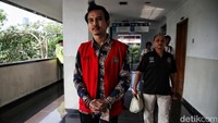 Dengan tangan diborgol, Adam Deni meninggalkan PN Tipikor, Jakarta.
