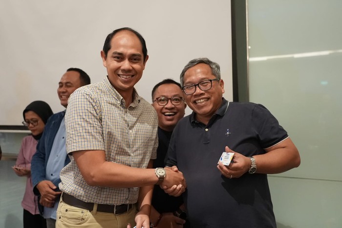 Corporate Secretary BRI Agustya Hendy Bernadi dan Wakil Pemimpun Kompas Tri Agung Kristanto (T-Shirt hitam)