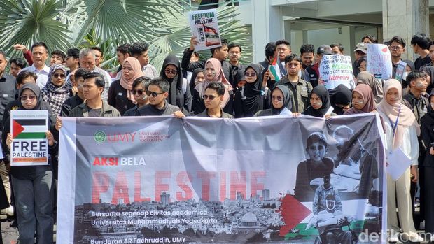Aksi bela Palestina dan kutuk Israel secara serentak di Indonesia yang dilakukan sivitas akademika UMY, Selasa (7/5/2024).