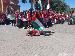 Teatrikal Kekejaman Israel Warnai Aksi Bela Pelastina di Cirebon
