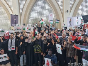 Aksi Bela Palestina di UMSurabaya, Mahasiswa Gaza Menangis Ingat Orang Tua