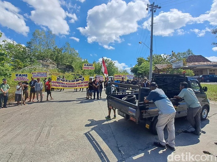 Aksi demo di jalan masuk PT WMU Wuryantoro, Kabupaten Wonogiri, Selasa (7/5/2024).