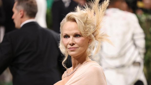 Aktris Pamela Anderson saat menghadiri Met Gala di Metropolitan Museum of Art, New York City, Amerika Serikat (AS), Senin (6/5/2024). (REUTERS/Andrew Kelly)