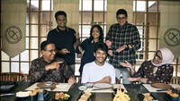 Terlepas dari ulang tahunnya, selama kampanye kemarin, Anies Baswedan senang membagikan momen kulinerannya bersama keluarga hingga warga. Foto: Instagram @aniesbaswedan