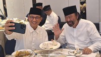Pria kelahiran 1968 ini juga sempat terlihat buka puasa bersama ketua partai Nasdem, Surya Paloh. Mereka tampak hendak menikmati hidangan berkuah dan kue. Foto: Instagram @aniesbaswedan