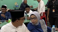 Ada lagi momen ketika Anies dan sang Istri Fery, sarapan pagi di Toko Istana Roti dan Es Hilyah Bakery. Mereka pun memesan pisang asar hingga talang sagu. Foto: Instagram @aniesbaswedan