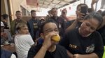 Anies Baswedan Ultah ke-55, Intip Lagi Momennya Kulineran Bareng Warga