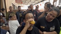 Tentunya saat berada di Pontianak, pria yang berulang tahun ini tidak melewatkan kunjungannya ke Kopi Asiang. Anies pun sempat mencoba kopi susu andalannya. Foto: Instagram @aniesbaswedan