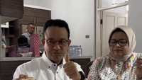 Beralih ke makanan Jawa, kali ini pria yang pernah menjabat sebagai rektor salah satu universitas itu mencicipi camilan soerabi. Ia pun menikmatinya dengan rempeyek. Foto: Instagram @aniesbaswedan