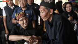 Anies Baswedan Ultah ke-55, Intip Lagi Momennya Kulineran Bareng Warga