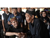 Anies Baswedan Ultah ke-55, Intip Lagi Momennya Kulineran Bareng Warga