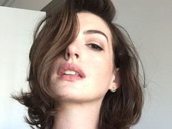 Viral Cara Anne Hathaway Bikin Bibirnya Lebih Tebal, Pakai Jepitan Rambut