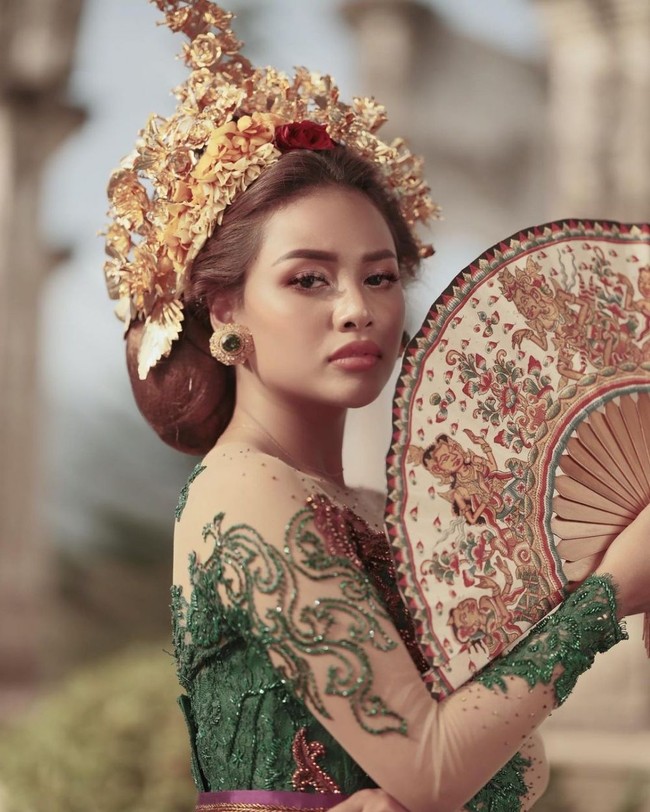 Aurel Hermansyah juga tampil anggun dan menawan kala jalani pemotretan bertema Bali. Mengenakan kebaya hijau dipadukan dengan rambut tersanggul dan mahkota khas Bali di kepalanya, istri Atta Halilintar itu terlihat cantik. Foto: Instagram