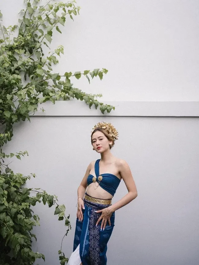 Punya darah keturunan Bali, Laura Theux juga tampil tak kalah menawan kala mengenakan pakaian adat Bali. Ia tampil seksi dan berani dengan busana adat Bali berwarna biru lengkap dengan aksesori khas Bali di kepalanya. Foto: Instagram