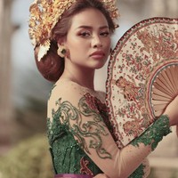 Aurel Hermansyah juga tampil anggun dan menawan kala jalani pemotretan bertema Bali. Mengenakan kebaya hijau dipadukan dengan rambut tersanggul dan mahkota khas Bali di kepalanya, istri Atta Halilintar itu terlihat cantik. Foto: Instagram