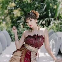 Bak putri bangsawan, gaya Glenca Chysara mengenakan busana adat Bali berwarna merah marun dan coklat bikin terpana. Glenca memilih busana adat Bali berbentuk sepertii tube dress. Penampilannya juga dilengkapi dengan beragam aksesori seperti gelang, kalung, anting, dan hiasan kepala. Foto: Instagram