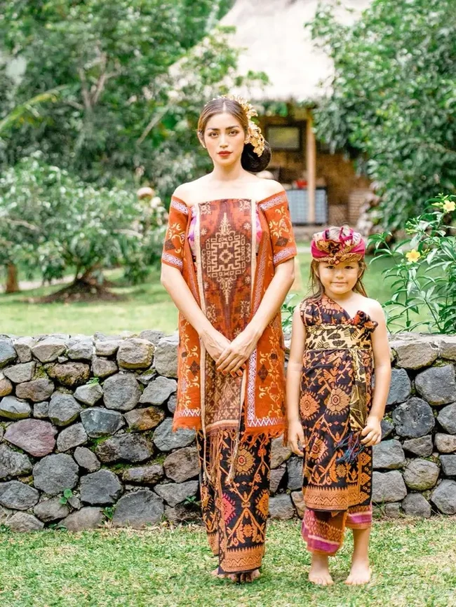 Berpose bersama putra pertamanya, penampilan wanita yang akrab disapa Jedar itu juga tak kalah anggun dan menawan. Jessica tampil kompak bersama sang putra dengan mengenakan baju adat Bali bernuansa oranye dan hitam. Foto: Instagram