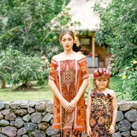 Berpose bersama putra pertamanya, penampilan wanita yang akrab disapa Jedar itu juga tak kalah anggun dan menawan. Jessica tampil kompak bersama sang putra dengan mengenakan baju adat Bali bernuansa oranye dan hitam. Foto: Instagram