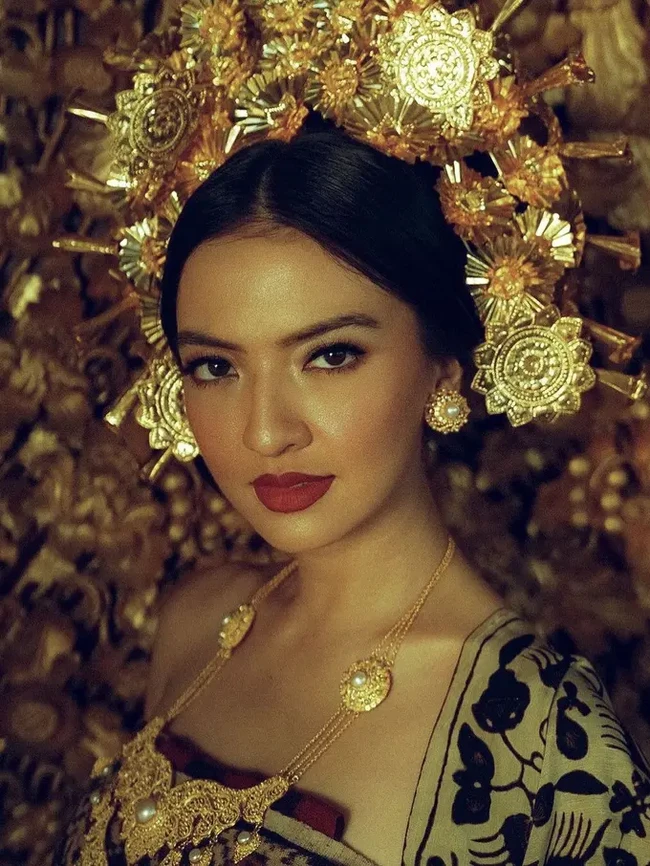 Pesona Raline Shah kala mengenakan baju adat Bali memang sudah tak diragukan lagi. Elegan bak putri bangsawan, Raline Shah terlihat begitu cantik ditambah dengan riasan dan lipstik merah. Foto: Instagram