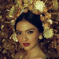 Pesona Raline Shah kala mengenakan baju adat Bali memang sudah tak diragukan lagi. Elegan bak putri bangsawan, Raline Shah terlihat begitu cantik ditambah dengan riasan dan lipstik merah. Foto: Instagram