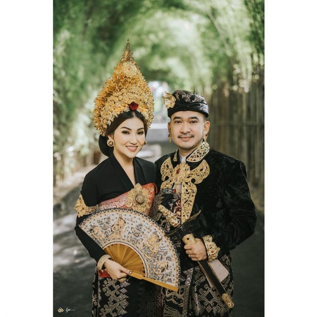 Ruben Onsu dan Sarwendah juga sempat menjalani pemotretan dengan mengenakan pakaian adat Bali. Keduanya kompak memilih warna hitam dengan aksen dan aksesorii berwarna emas. Foto: Instagram