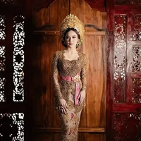 Jelang pernikahan dengan Rizky Febian, Mahalini baru-baru ini menjalani prosesi adat Mepamit. Tampil cantik dan anggun mengenakan kebaya Bali berwarna coklat, Mahalini tampak melengkapi penampilannya dengan mahkota khas Bali di kepalanya. Foto: Instagram